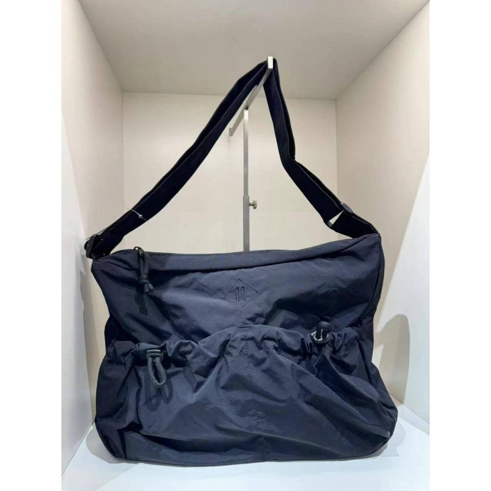 [預購 每周日中午 12:00收單] 2025 韓國  SPAO 肩背抽繩尼龍大包-細節圖4