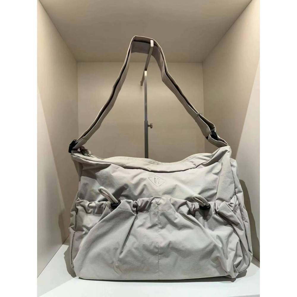 [預購 每周日中午 12:00收單] 2025 韓國  SPAO 肩背抽繩尼龍大包-細節圖5