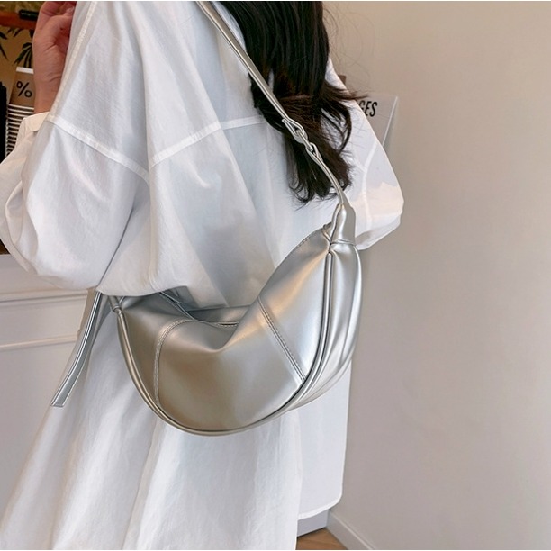 [預購 每周日中午 12:00收單] 2025 韓國 東大門 女用包包 斜背牛角包-細節圖4