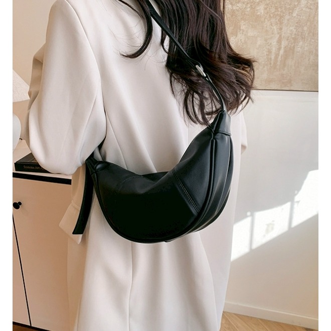 [預購 每周日中午 12:00收單] 2025 韓國 東大門 女用包包 斜背牛角包-細節圖6