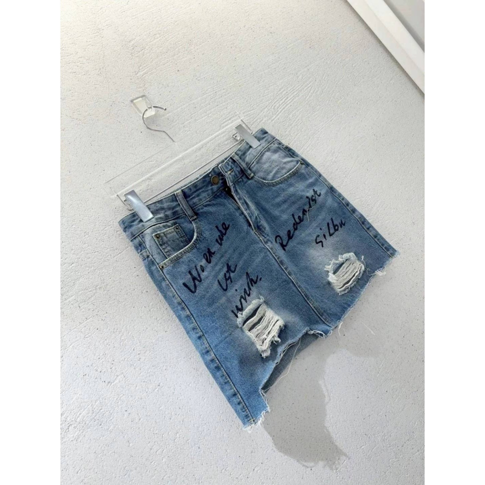 [預購 每周日中午 12:00收單] 2025 韓國 東大門 春夏女裝 嘻哈風 文字塗鴉抓破牛仔裙-細節圖4