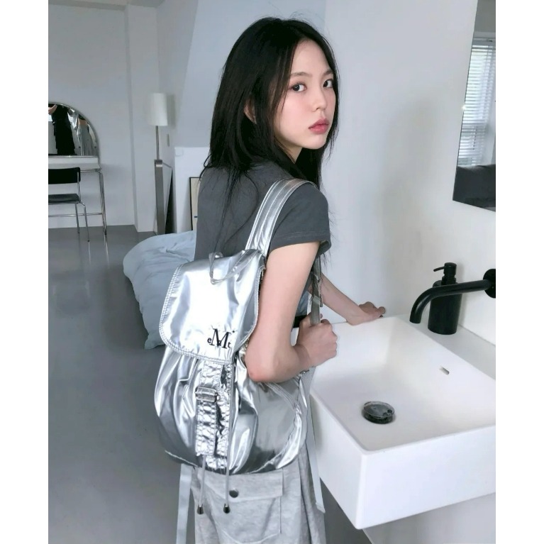 [預購 每周日中午 12:00收單] 2025 韓國 MUCENT 亮片漆皮後背包-細節圖7