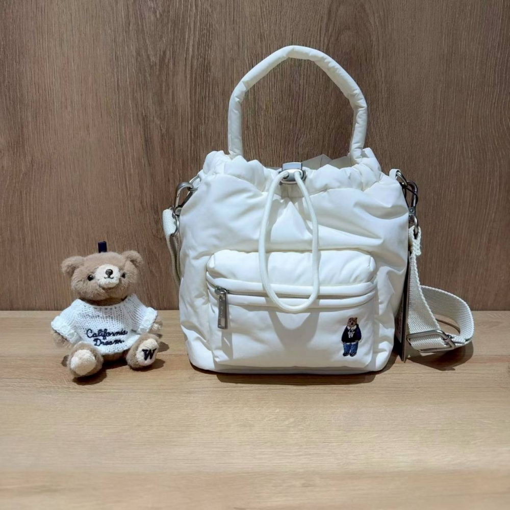 [預購 每周日中午 12:00收單] 2025 韓國  WHO.A.U 熊熊刺繡手提水桶包-細節圖3