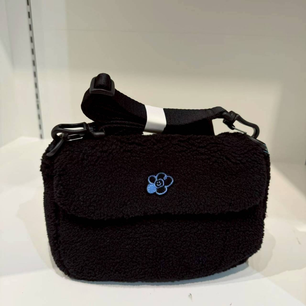 [預購 每周日中午 12:00收單] 2025 韓國 WACKY WILLY  泰迪熊毛肩背包-細節圖7