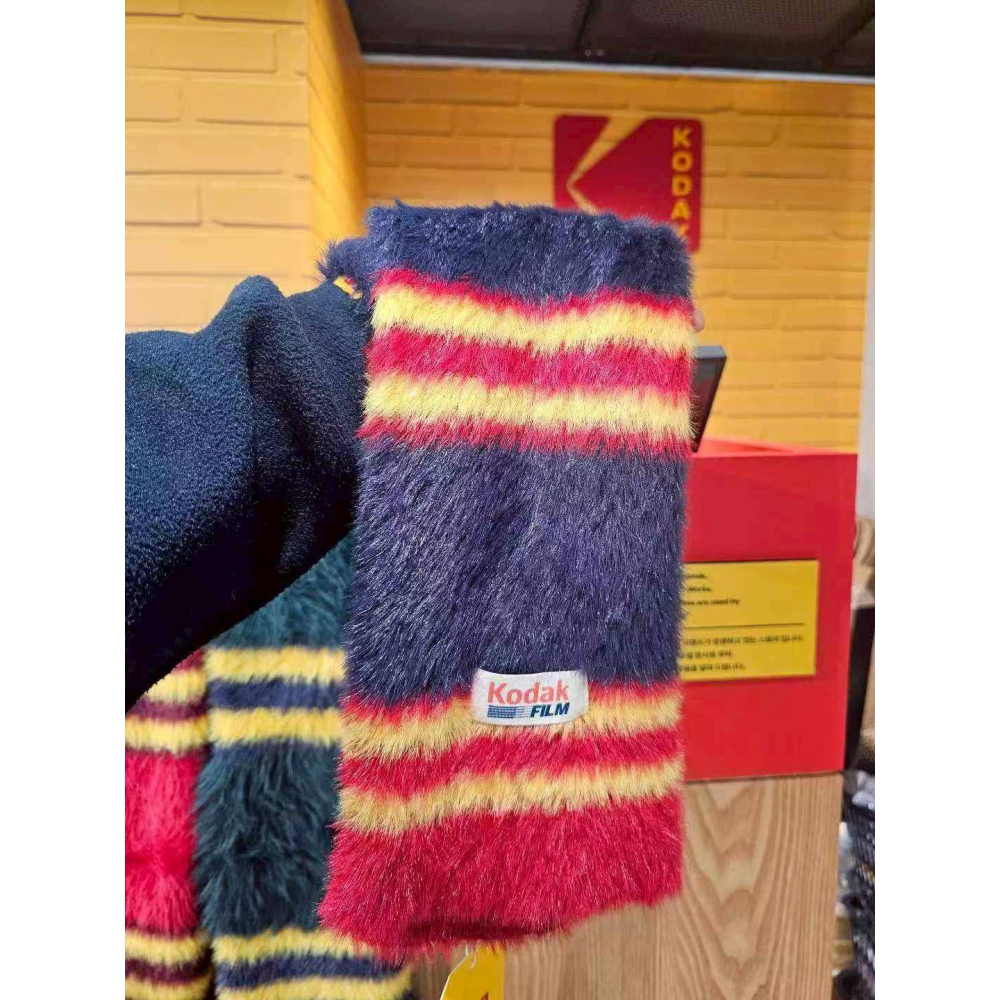 [預購 每周日中午 12:00收單] 2025 韓國  KODAK 25秋冬新款   絨毛圍巾-細節圖3