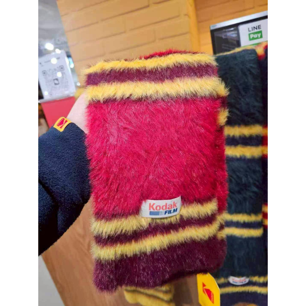 [預購 每周日中午 12:00收單] 2025 韓國  KODAK 25秋冬新款   絨毛圍巾-細節圖6
