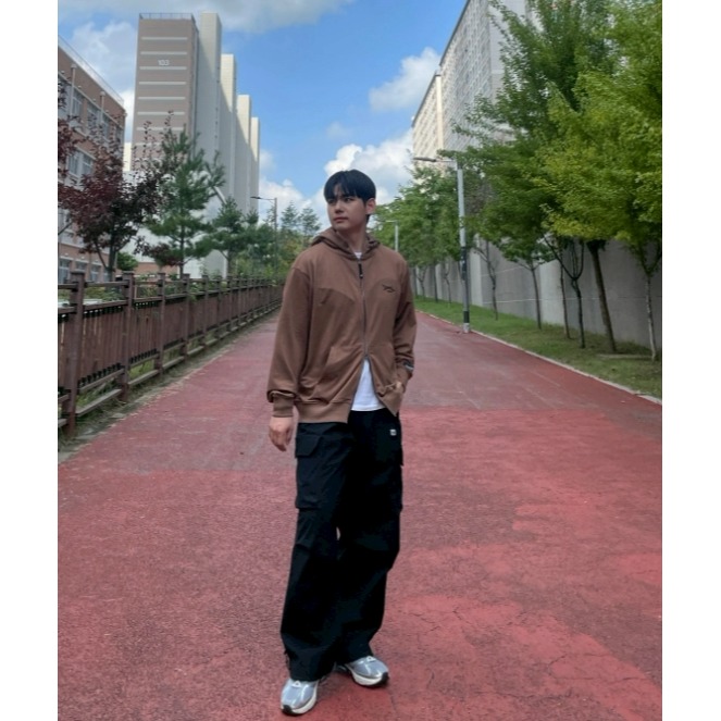 [韓國黑五折扣ing] [預購 每周日中午 12:00收單] 2025 韓國 BEENTRILL 塗鴉LOGO連帽外套-細節圖6