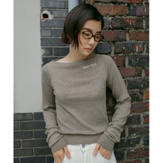 [韓國優惠ing][預購 每周日中午 12:00收單] 2025 韓國 秋冬女裝 MUAHMUAH 船型領LOGO上衣-細節圖3