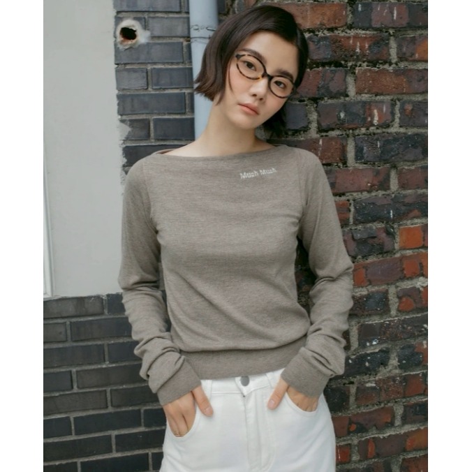 [韓國優惠ing][預購 每周日中午 12:00收單] 2025 韓國 秋冬女裝 MUAHMUAH 船型領LOGO上衣-細節圖4