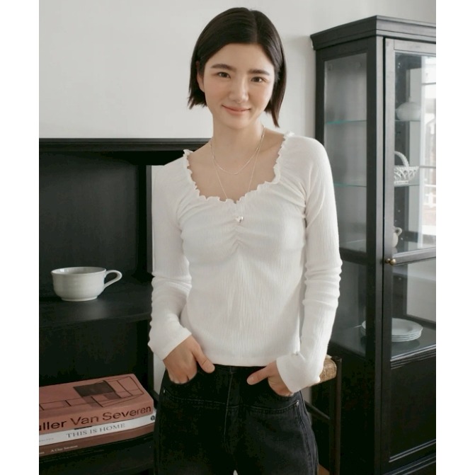 [韓國優惠ing][預購 每周日中午 12:00收單] 2025 韓國 秋冬女裝 MUAHMUAH 木耳邊領口上衣-細節圖4