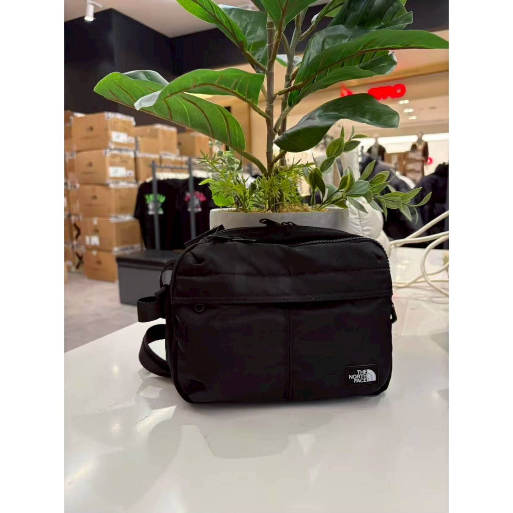 [韓國季末折扣ing][預購 每周日中午 12:00收單] 2025韓國 潮牌包包 NORTH FACE 旅行斜背小包-細節圖6