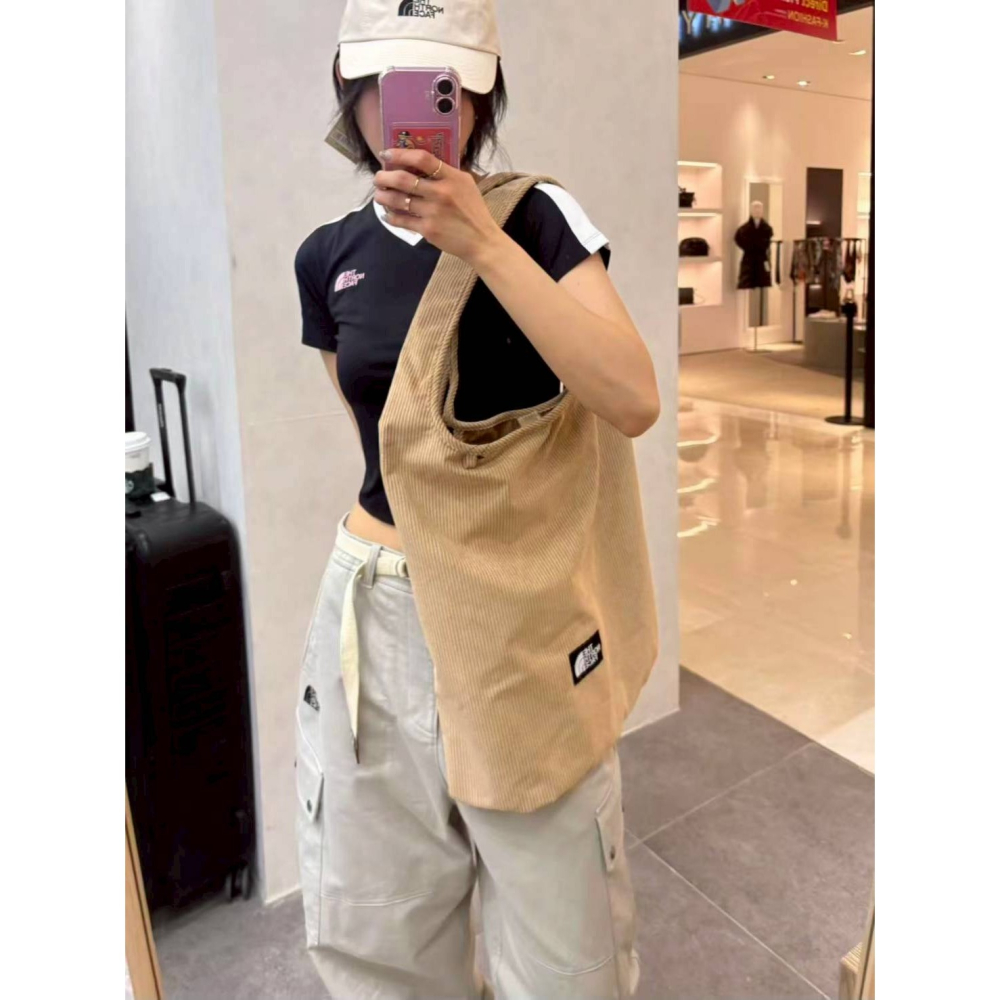 [韓國季末打折ing][預購 每周日中午 12:00收單] 2025 韓國 NORTH FACE 燈心絨肩背大容量包-細節圖2