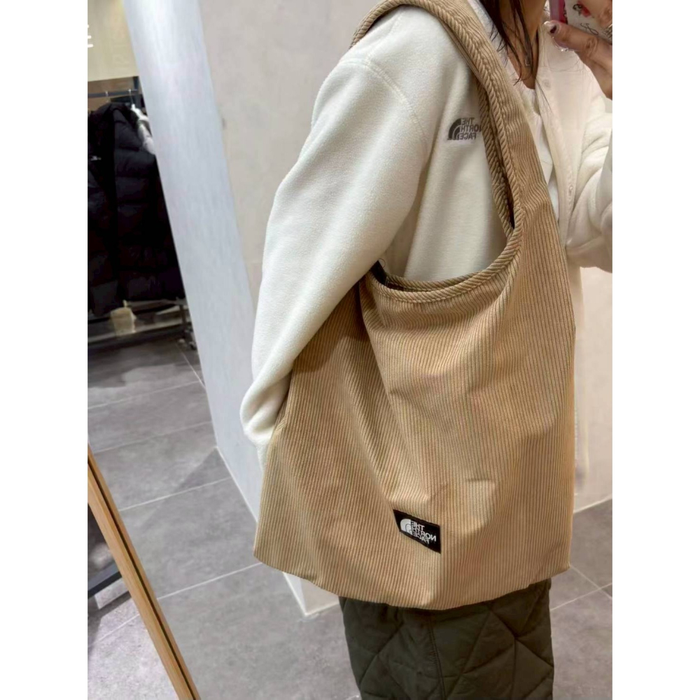 [韓國季末打折ing][預購 每周日中午 12:00收單] 2025 韓國 NORTH FACE 燈心絨肩背大容量包-細節圖3