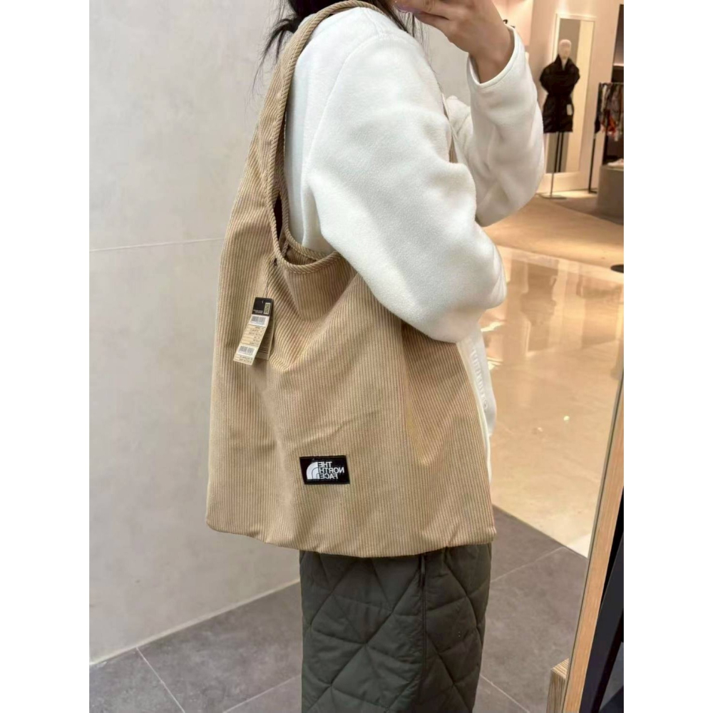 [韓國季末打折ing][預購 每周日中午 12:00收單] 2025 韓國 NORTH FACE 燈心絨肩背大容量包-細節圖4