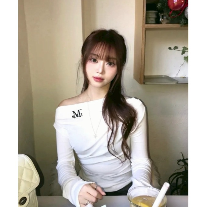 [預購 每周日中午 12:00收單] 2025 韓國 秋冬女裝  MUCENT LOGO不對襯捲邊上衣-細節圖3