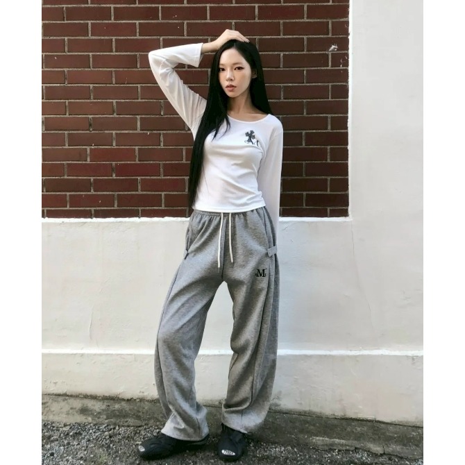 [預購 每周日中午 12:00收單] 2025 韓國 秋冬女裝 MUCENT 小十字架LOGO上衣-細節圖2