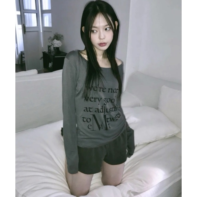 [預購 每周日中午 12:00收單] 2025 韓國 秋冬女裝  MUCENT 船型領英文上衣-細節圖4