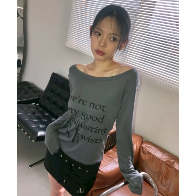 [預購 每周日中午 12:00收單] 2025 韓國 秋冬女裝  MUCENT 船型領英文上衣-規格圖4