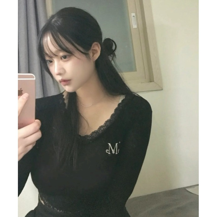 [預購 每周日中午 12:00收單] 2025 韓國 秋冬女裝  MUCENT V領蕾絲上衣-細節圖2