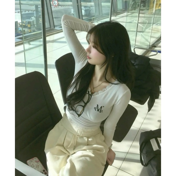 [預購 每周日中午 12:00收單] 2025 韓國 秋冬女裝  MUCENT V領蕾絲上衣-細節圖4