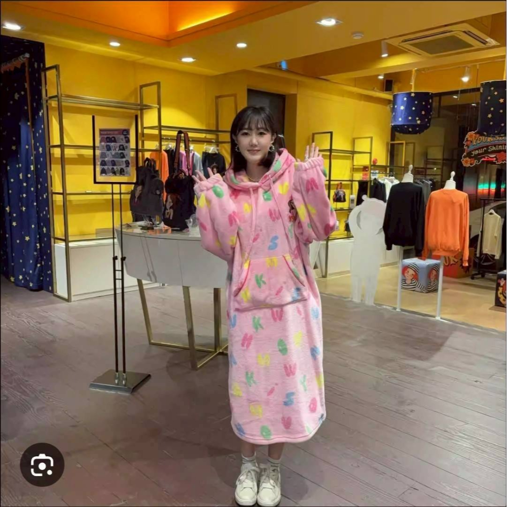 [韓國 陸心媛 年末打折款 ] [預購 每周日中午 12:00收單] 2025 韓國 陸心媛 刷毛毛茸茸連帽連身睡衣-細節圖3