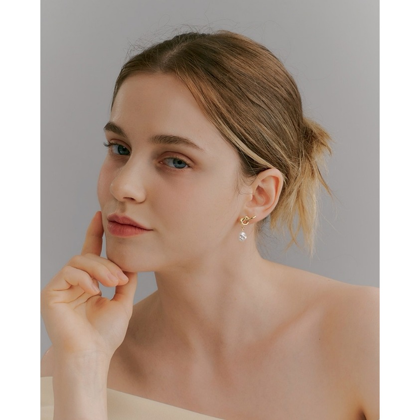 [預購 每周日中午12:00收單] 2026 韓國 HEI 秀賢戴 knot pearl post earring-細節圖2