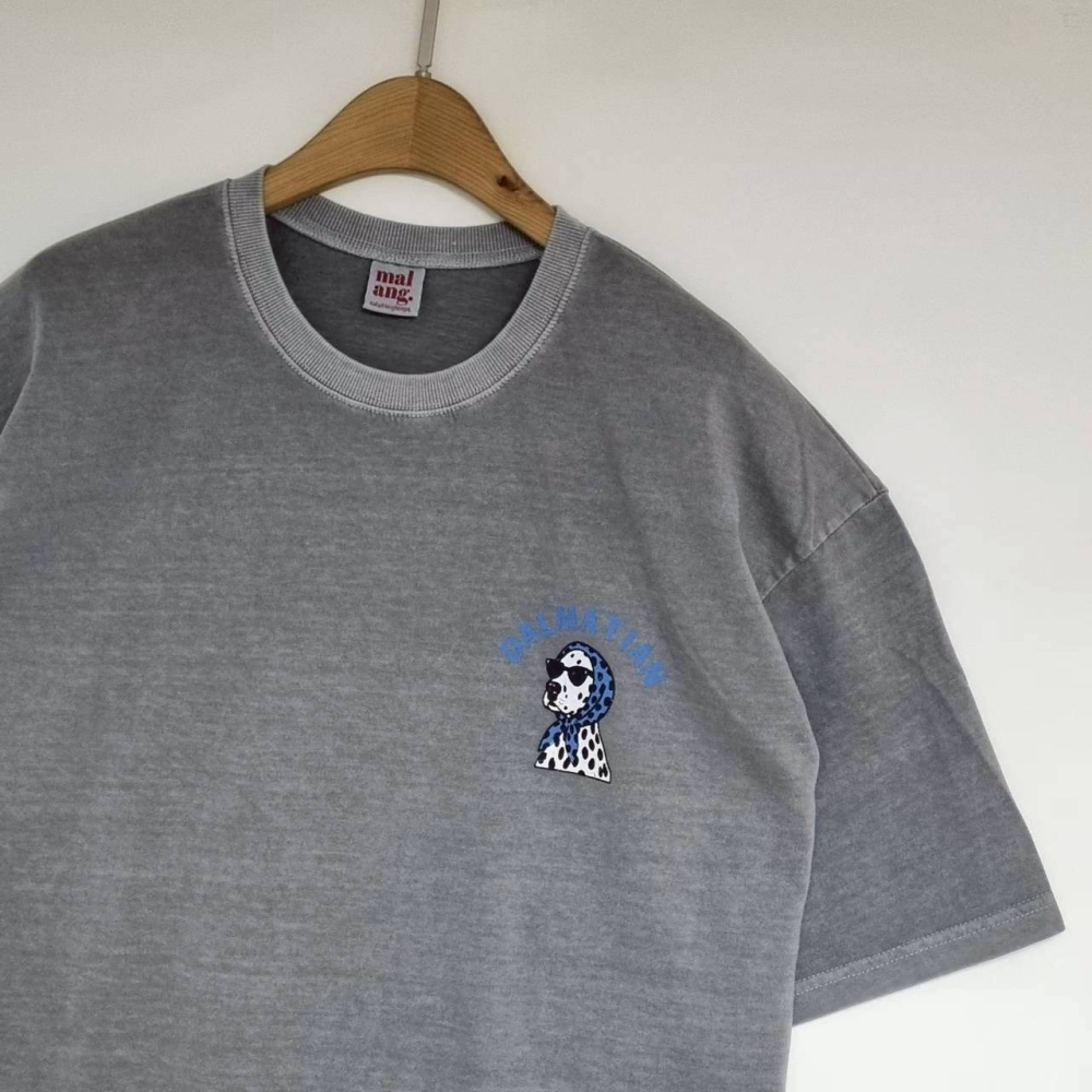 [預購 每周日中午 12:00收單] 2026 韓國 趣味短袖T-忠狗頭巾水洗上衣(中性款)-細節圖4