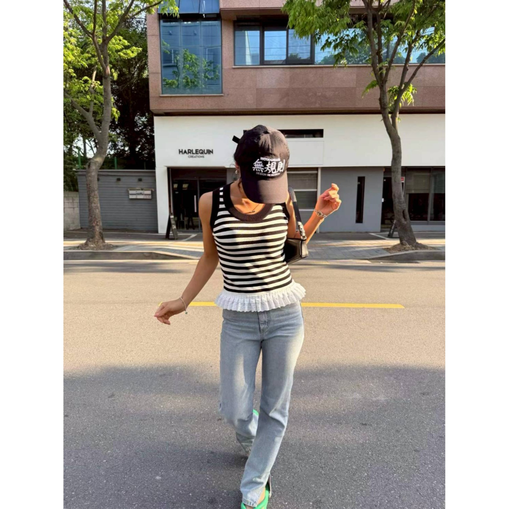 [預購 每周日中午 12:00收單] 2026 韓國 秋冬女裝 荷葉滾邊下擺條紋背心-細節圖4
