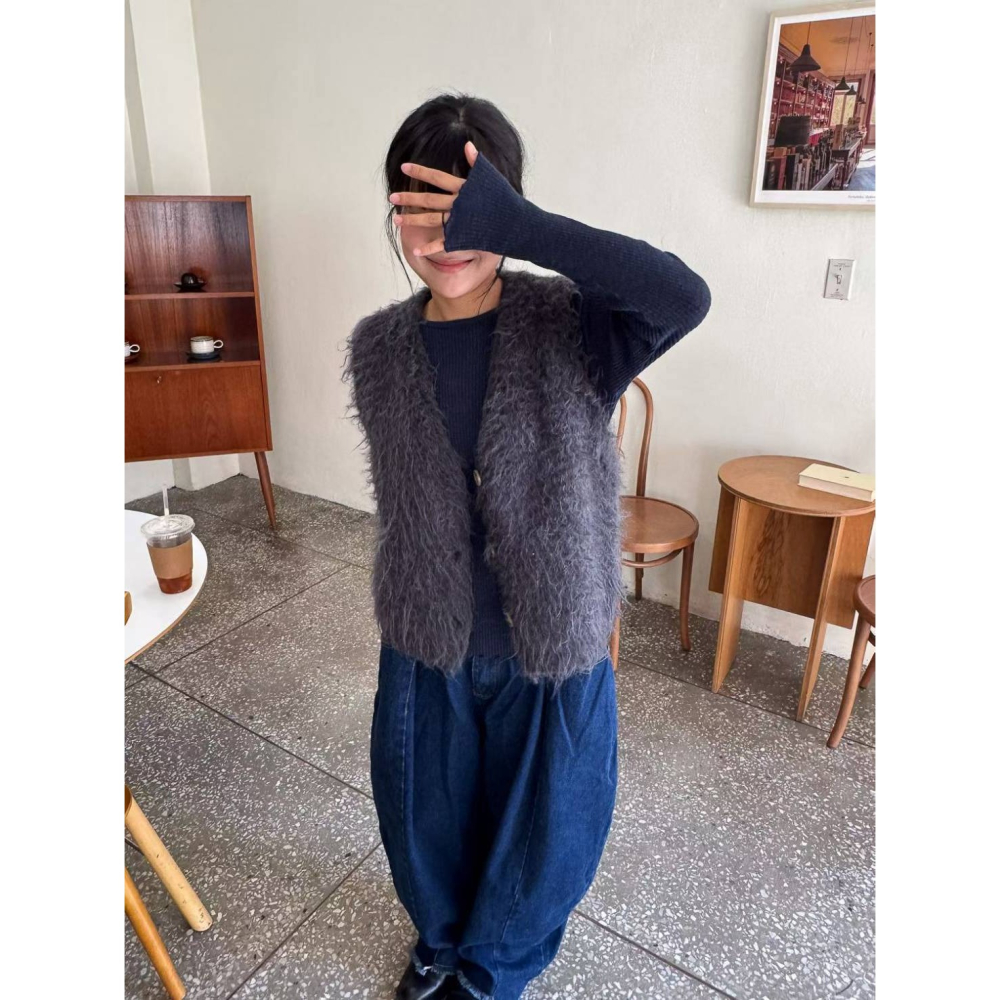 [預購 每周日中午 12:00收單] 2026 韓國 秋冬女裝 設計師棟  毛茸茸V字背心-細節圖3