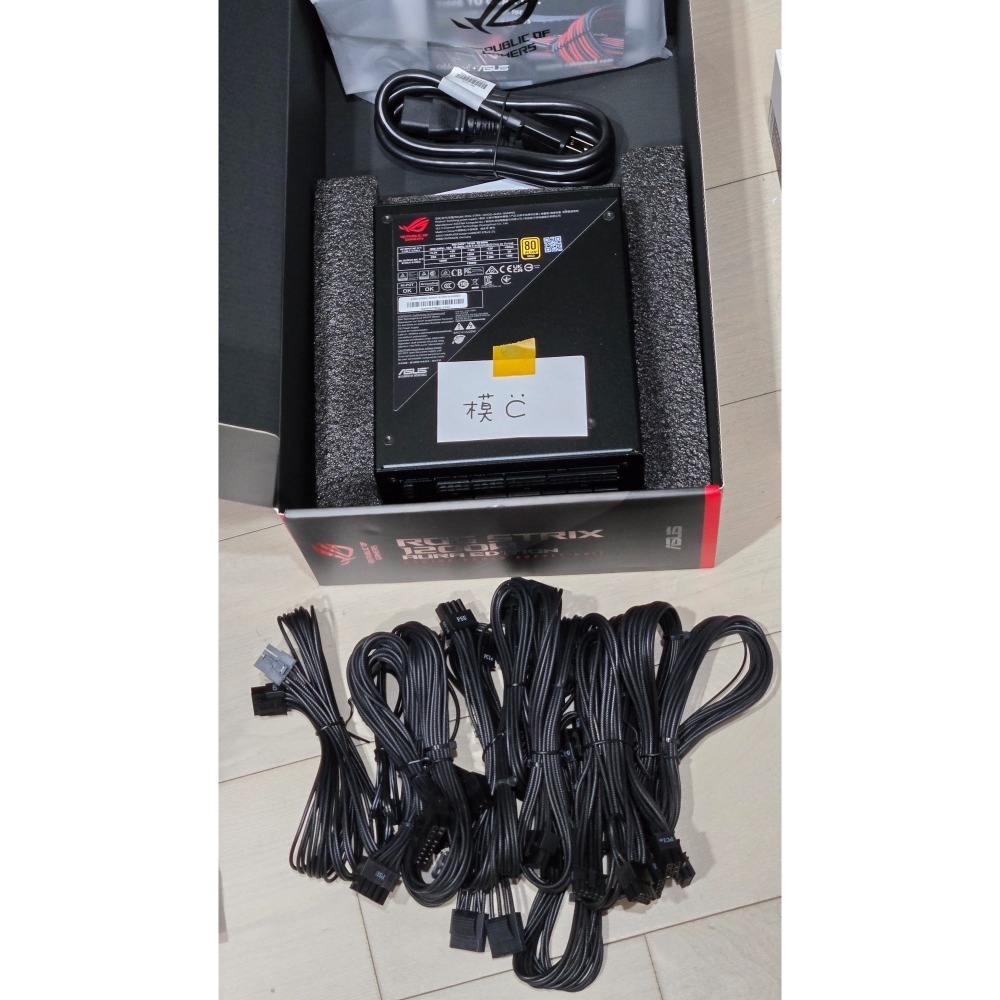 華碩 ROG STRIX AURA 1200W 金牌 電源供應器-細節圖3