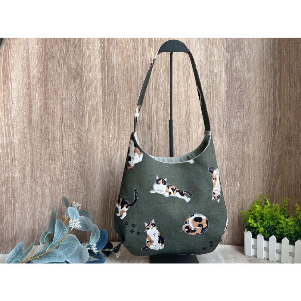 三花貓的慵懶午後 月弧肩背包 貓咪花布 日系手作包-細節圖2