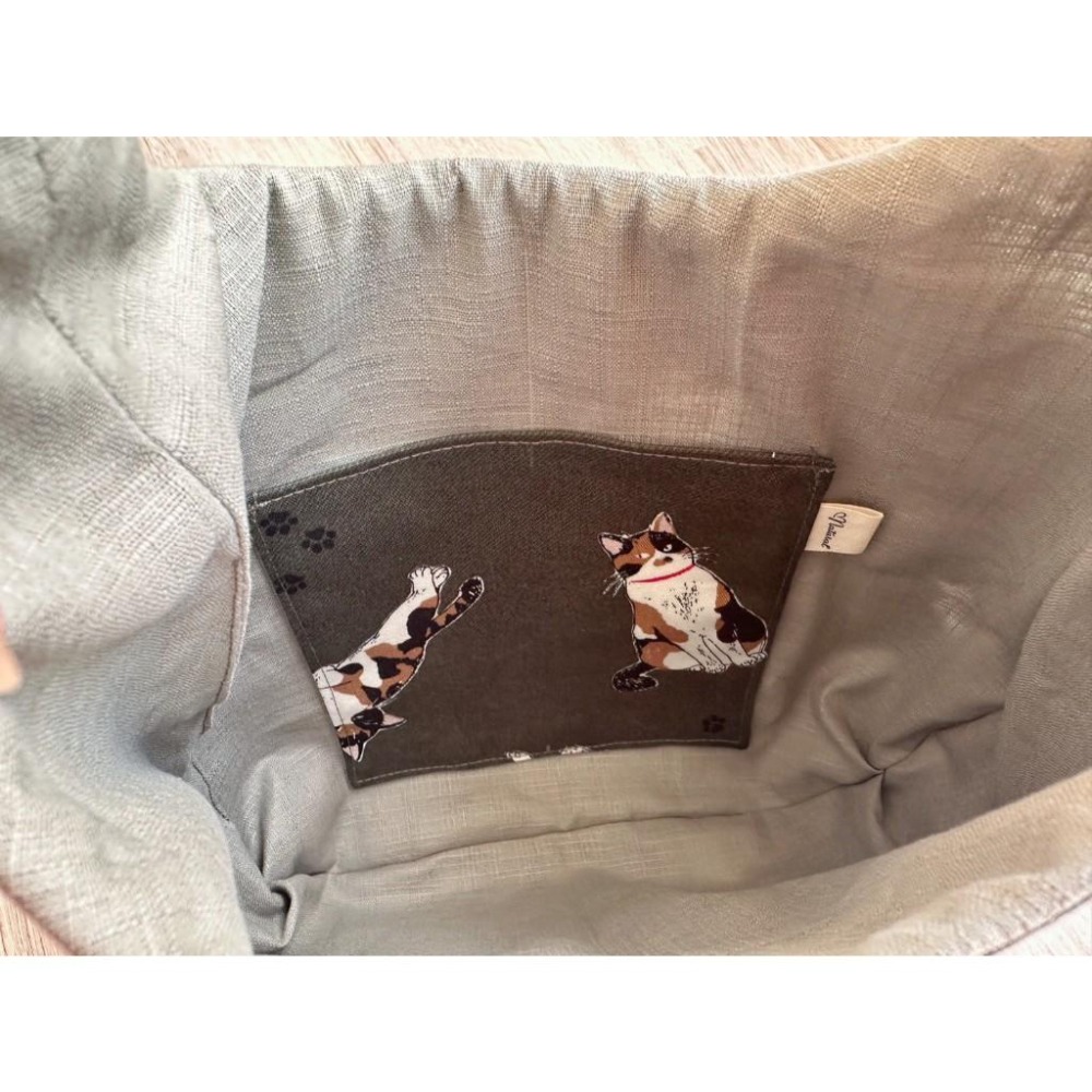 三花貓的慵懶午後 月弧肩背包 貓咪花布 日系手作包-細節圖5