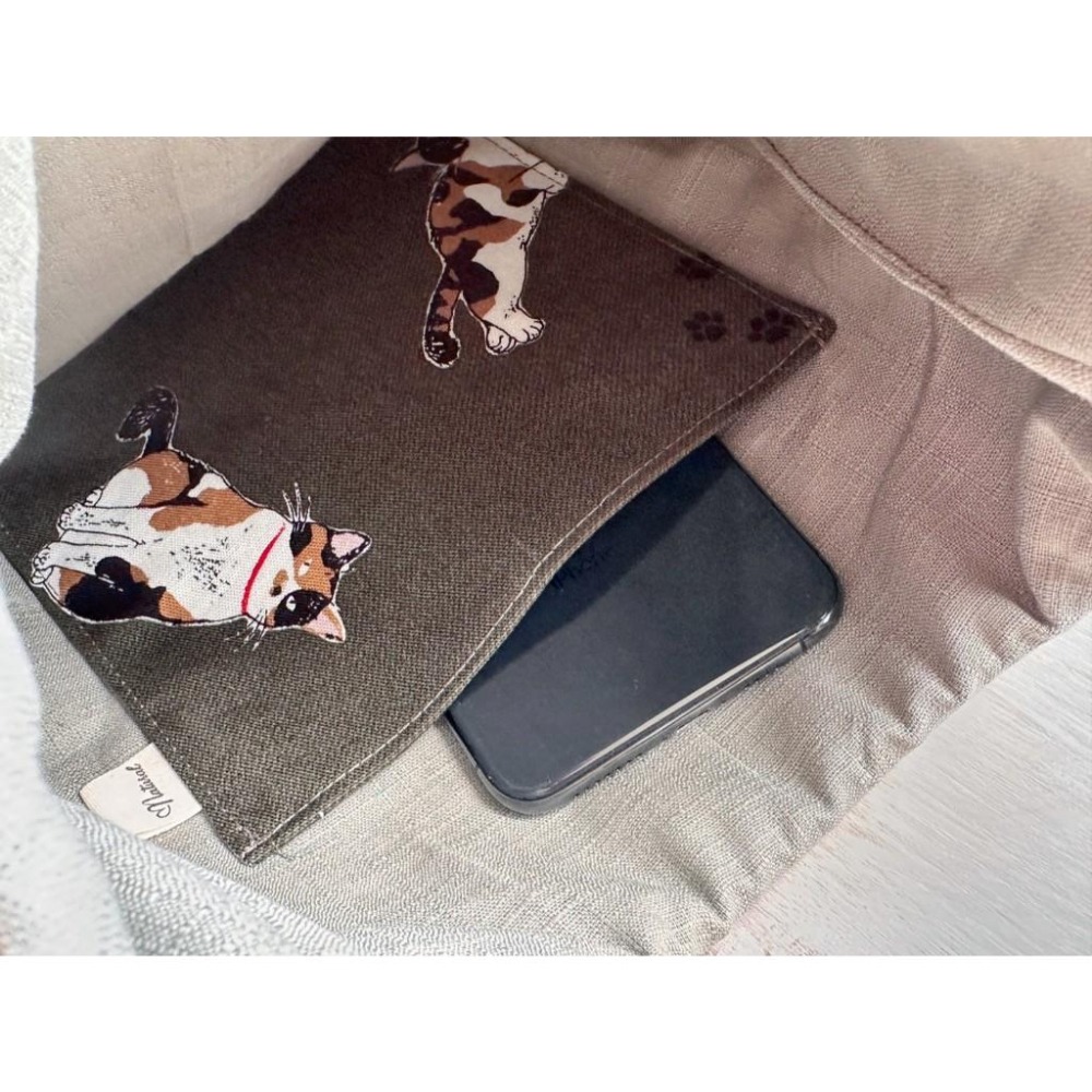 三花貓的慵懶午後 月弧肩背包 貓咪花布 日系手作包-細節圖6