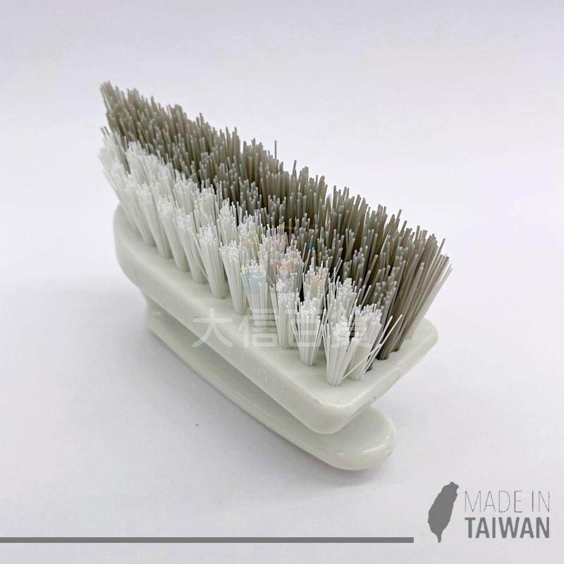 大信百貨》灰白質感 洗衣刷 曲線洗衣刷 手提洗衣刷 軟毛 家務 塑料 清潔刷 洗鞋刷 刷衣，洗衣刷-細節圖2