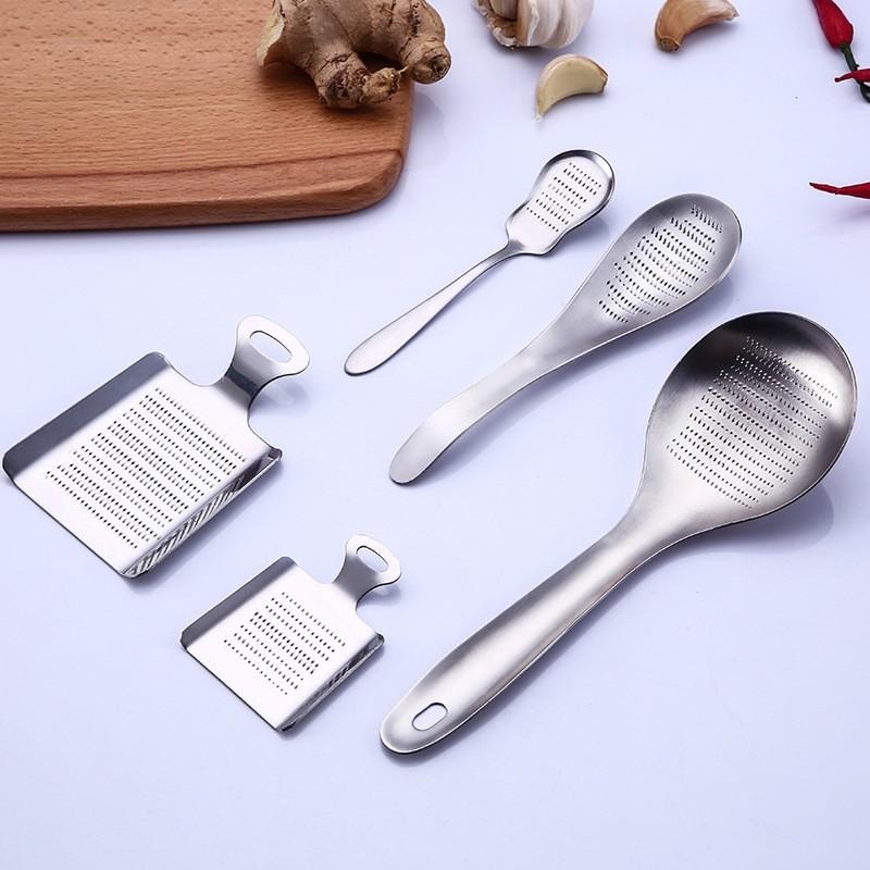 大信百貨》 不鏽鋼磨泥器 磨薑器 磨蒜器  磨泥板 磨薑 磨泥器 湯匙型磨薑器 湯匙型 小磨薑器 大磨薑器，磨薑器-細節圖2