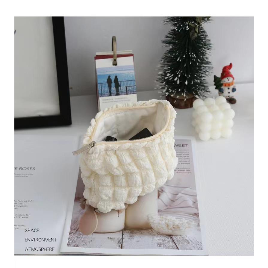 WDF.CO現貨｜黃色白色｜新款韓國多巴胺化妝包 │可愛的泡芙包 │雲朵包 ｜泡泡包｜大容量｜輕量｜柔軟｜可翻摺-細節圖3