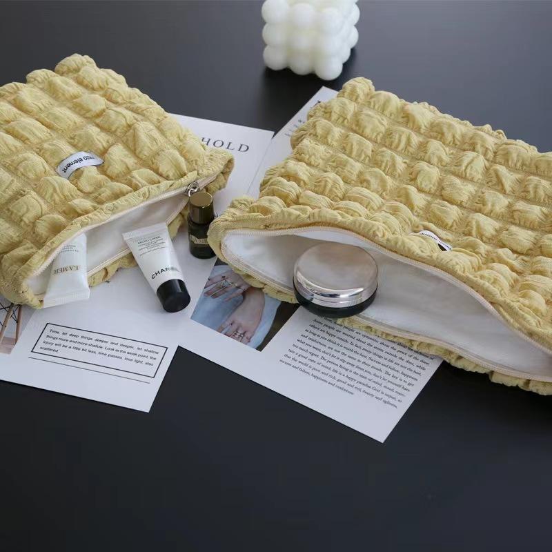 WDF.CO現貨｜黃色白色｜新款韓國多巴胺化妝包 │可愛的泡芙包 │雲朵包 ｜泡泡包｜大容量｜輕量｜柔軟｜可翻摺-細節圖4