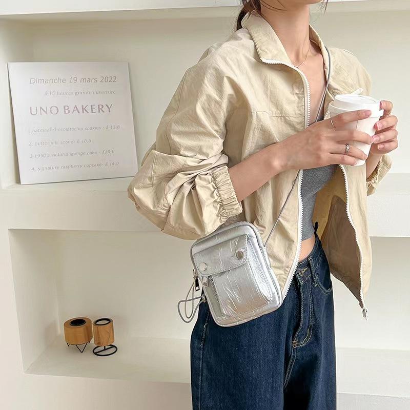 WDF.CO現貨｜2023最新韓國百搭手機包 │ 肩背包｜小方包｜腰包｜隨身小包｜時尚亮銀｜柔軟皮紋｜彈性皮繩-細節圖2