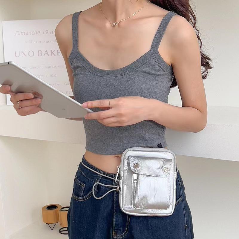 WDF.CO現貨｜2023最新韓國百搭手機包 │ 肩背包｜小方包｜腰包｜隨身小包｜時尚亮銀｜柔軟皮紋｜彈性皮繩-細節圖3