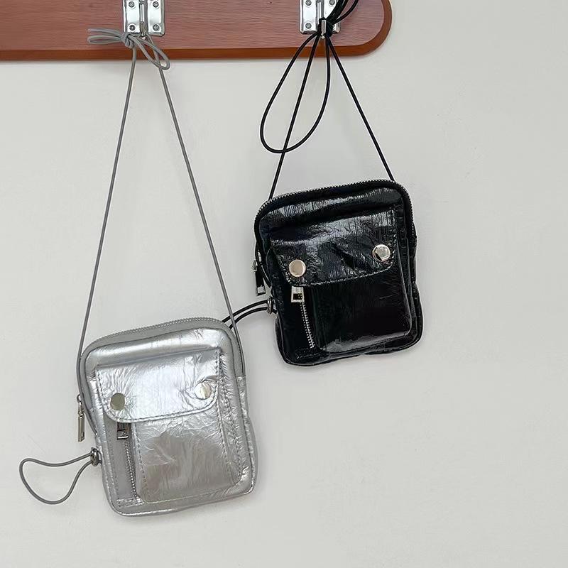 WDF.CO現貨｜2023最新韓國百搭手機包 │ 肩背包｜小方包｜腰包｜隨身小包｜時尚亮銀｜柔軟皮紋｜彈性皮繩-細節圖4