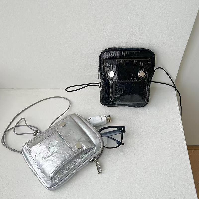 WDF.CO現貨｜2023最新韓國百搭手機包 │ 肩背包｜小方包｜腰包｜隨身小包｜時尚亮銀｜柔軟皮紋｜彈性皮繩-細節圖6
