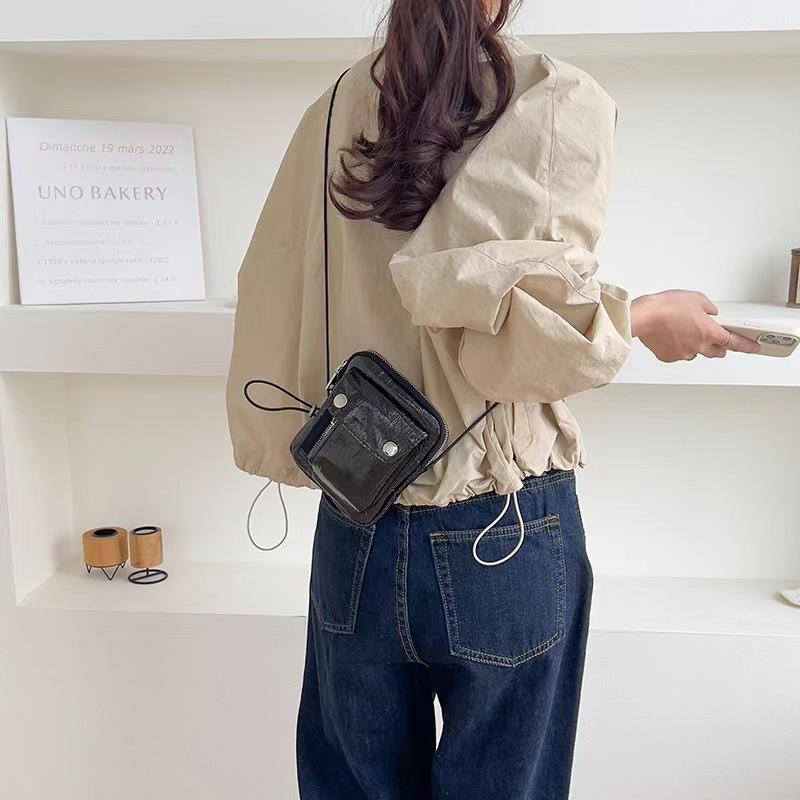 WDF.CO現貨｜2023最新韓國百搭手機包 │ 肩背包｜小方包｜腰包｜隨身小包｜時尚亮銀｜柔軟皮紋｜彈性皮繩-細節圖7