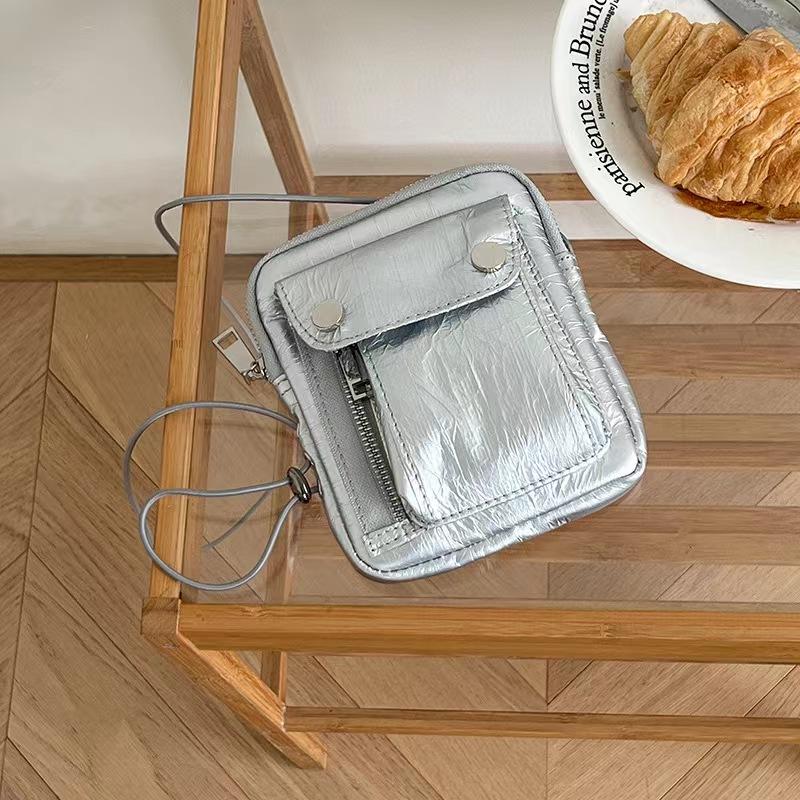 WDF.CO現貨｜2023最新韓國百搭手機包 │ 肩背包｜小方包｜腰包｜隨身小包｜時尚亮銀｜柔軟皮紋｜彈性皮繩-細節圖8