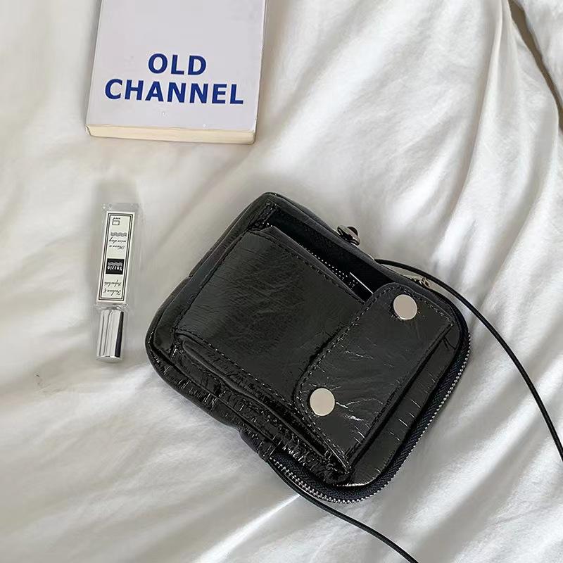 WDF.CO現貨｜2023最新韓國百搭手機包 │ 肩背包｜小方包｜腰包｜隨身小包｜時尚亮銀｜柔軟皮紋｜彈性皮繩-細節圖9