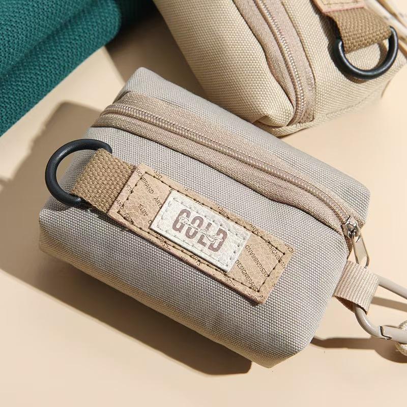 WDF.CO現貨｜2025韓國東大門新款GOLD鑰匙包掛脖子包│卡灰2色隨身小包│可調整│收納包｜有拉鍊｜耳機包｜輕量-細節圖8