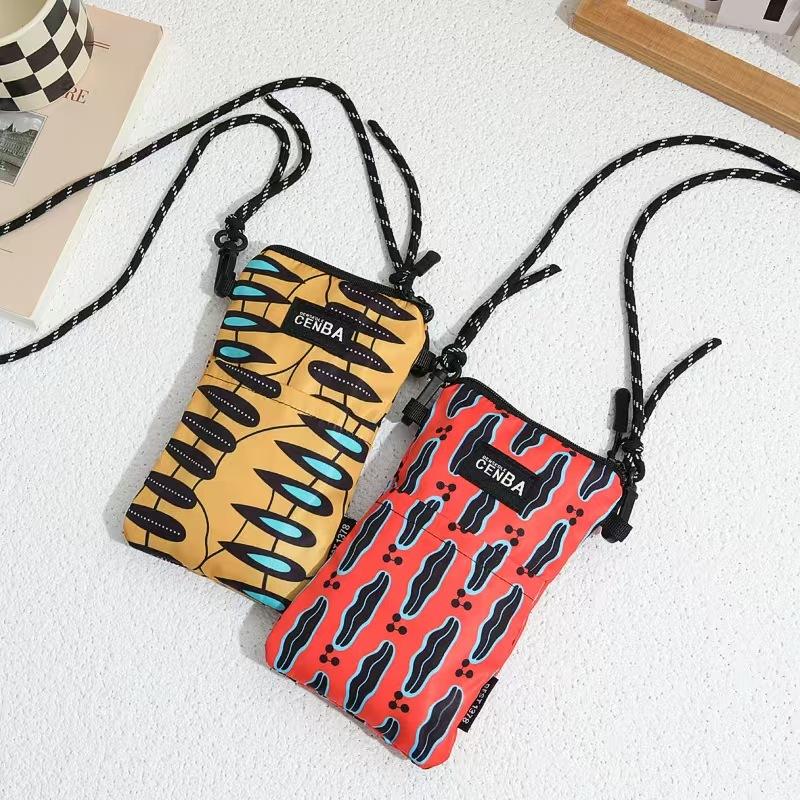 WDF.CO現貨｜2025最新歐美水果圖騰手機包│黑綠紅3色笑臉花朵肩背包｜編織繩可調整｜有拉鍊斜背包｜輕便隨身小包-細節圖2