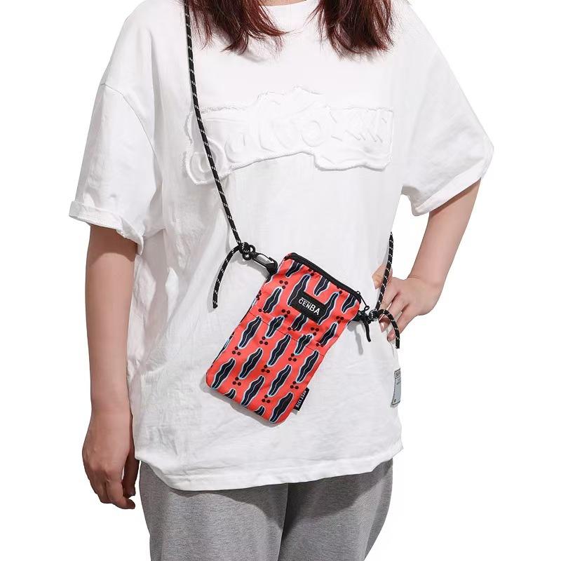 WDF.CO現貨｜2025最新歐美水果圖騰手機包│黑綠紅3色笑臉花朵肩背包｜編織繩可調整｜有拉鍊斜背包｜輕便隨身小包-細節圖3