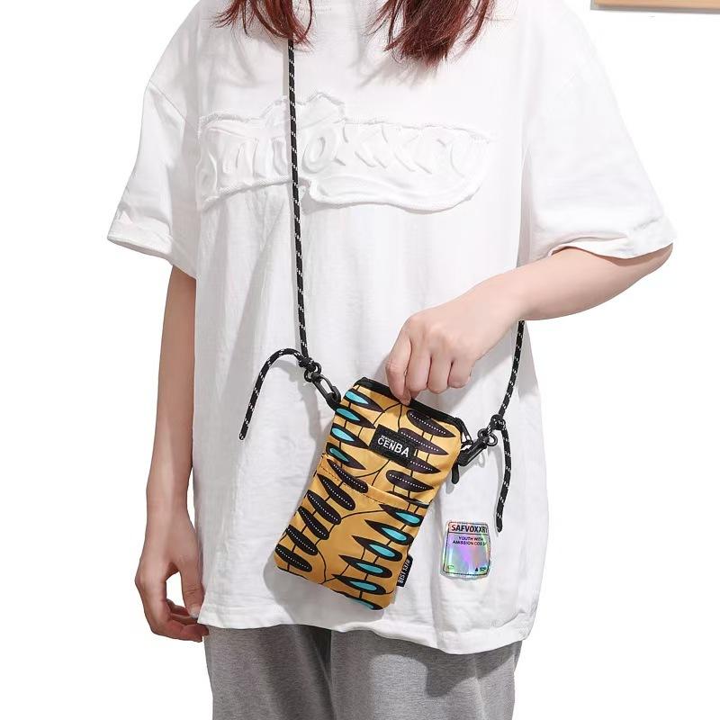 WDF.CO現貨｜2025最新歐美水果圖騰手機包│黑綠紅3色笑臉花朵肩背包｜編織繩可調整｜有拉鍊斜背包｜輕便隨身小包-細節圖4