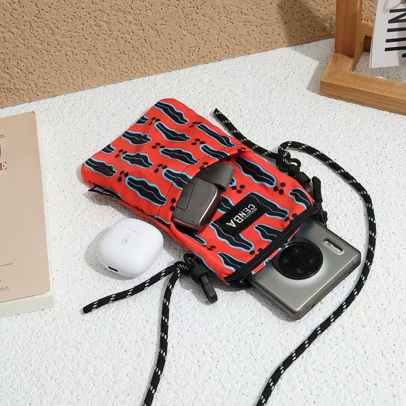 WDF.CO現貨｜2025最新歐美水果圖騰手機包│黑綠紅3色笑臉花朵肩背包｜編織繩可調整｜有拉鍊斜背包｜輕便隨身小包-細節圖5