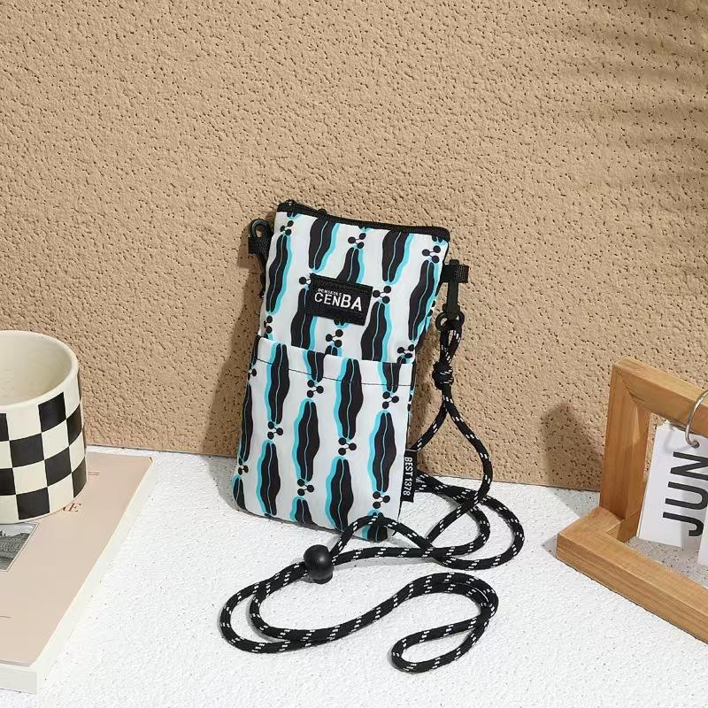 WDF.CO現貨｜2025最新歐美水果圖騰手機包│黑綠紅3色笑臉花朵肩背包｜編織繩可調整｜有拉鍊斜背包｜輕便隨身小包-細節圖6